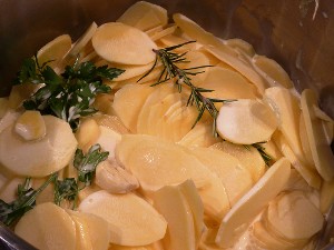 Sliced Potatoes with cream, garlic and herbs